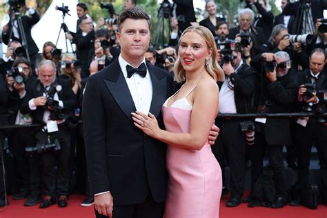 Scarlett Johansson and Colin Jost Walk Red Carpet at Cannes:。